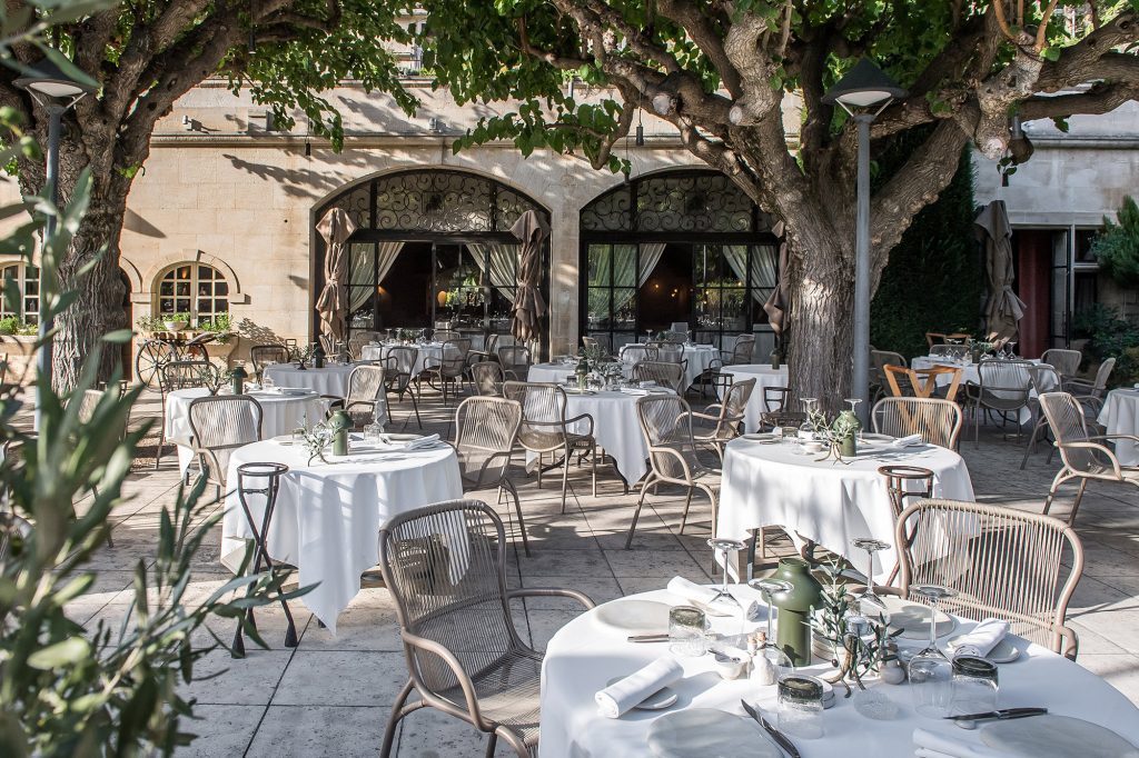 Baumanière aux Baux-de-Provence, bastide sous les falaises