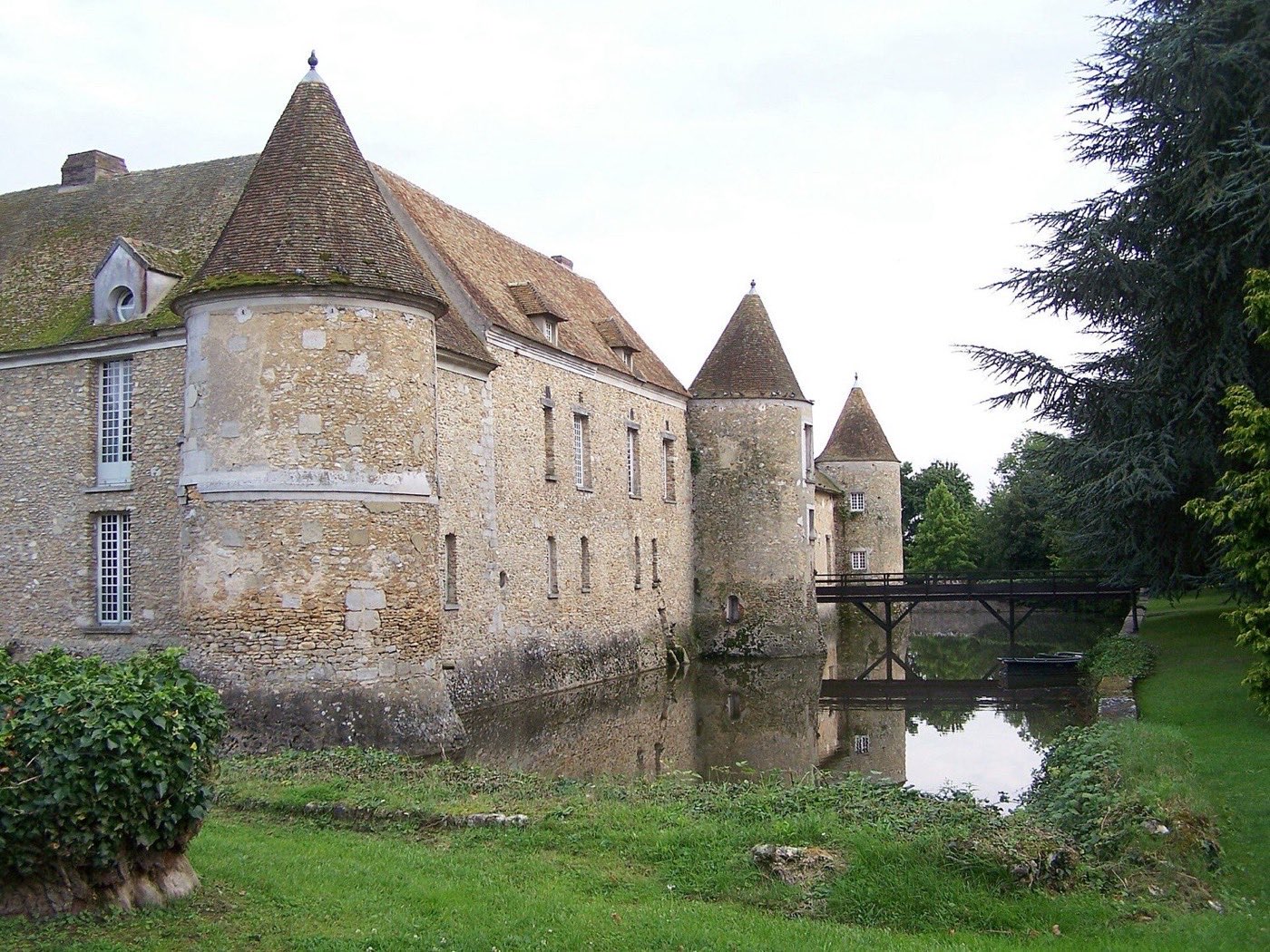 Château de Villiers-le-Mahieu, douves et spa